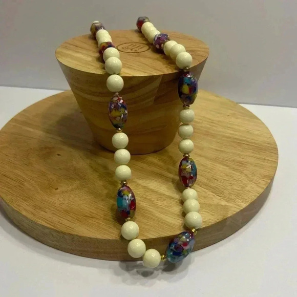 VTG WHITE MULTI COLOR CONFETTI LUCITE COLORFUL GRADUATED BEAD GOLDTONE NECKLACE - Picture 1 of 7